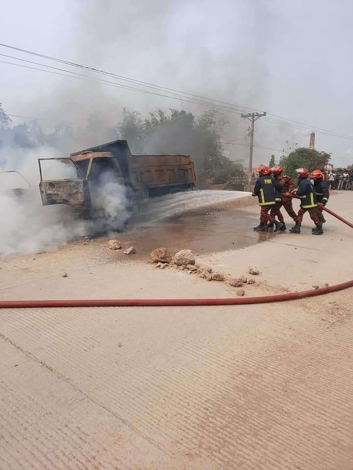 ট্রাক চাপায় কোম্পানীগঞ্জের বুশরা নিহত: বিক্ষুব্ধ জনতা কতৃক ট্রাকে আগুন