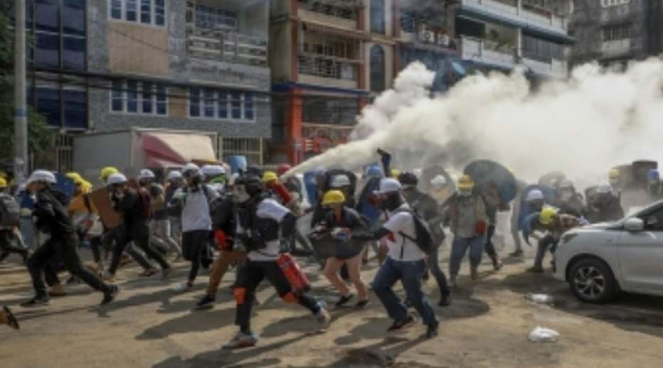 মিয়ানমারে লাশের উপর পুলিশের আদিম উল্লাস