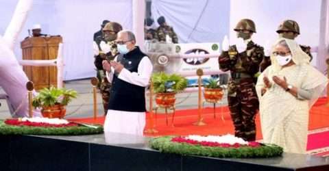 জাতির পিতার প্রতিকৃতিতে রাষ্ট্রপতি ও প্রধানমন্ত্রীর পুস্পস্তবক অর্পণ