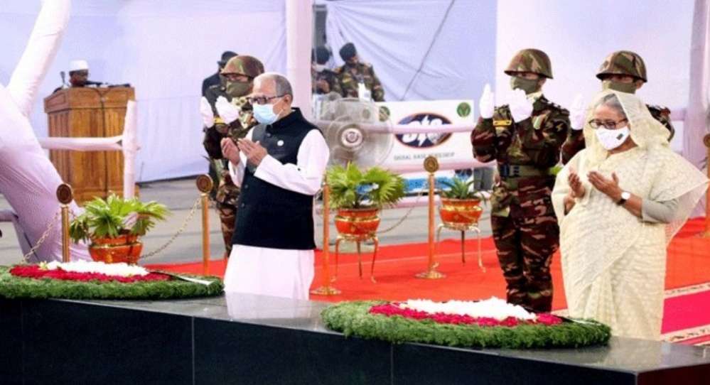 জাতির পিতার প্রতিকৃতিতে রাষ্ট্রপতি ও প্রধানমন্ত্রীর পুস্পস্তবক অর্পণ