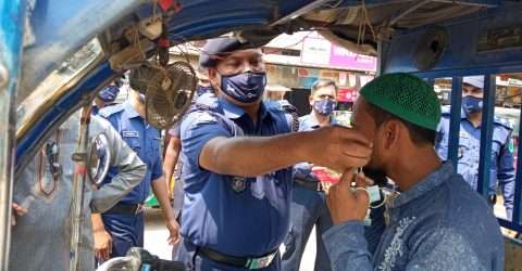 কোম্পানীগঞ্জ টুকের বাজারে অফিসার ইনচার্জ কেএম নজরুলের মাস্ক বিতরণ