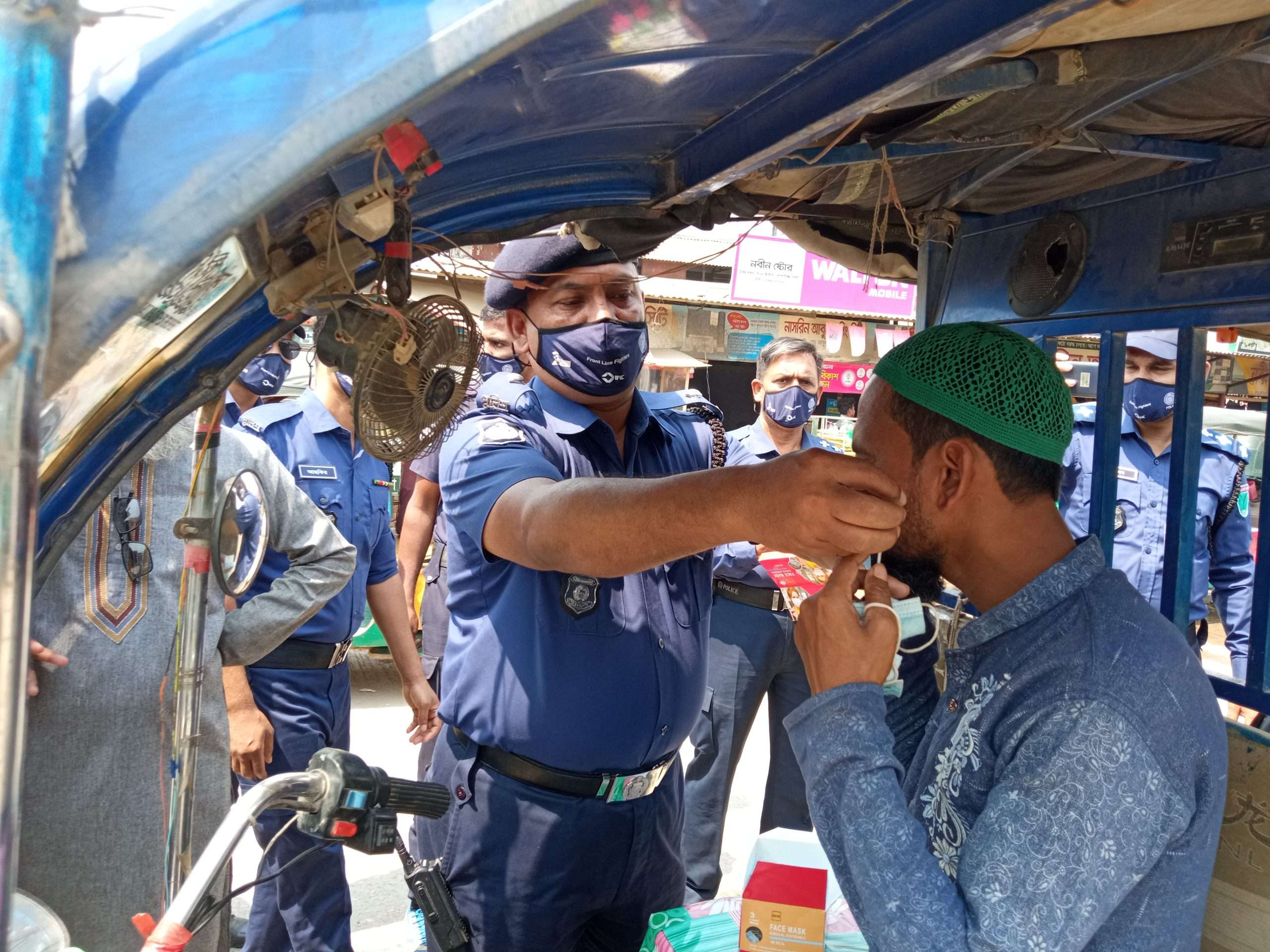 কোম্পানীগঞ্জ টুকের বাজারে অফিসার ইনচার্জ কেএম নজরুলের মাস্ক বিতরণ