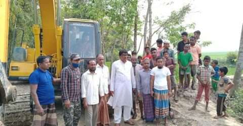 ছাতক শেখপারা গ্রামের রাস্তার মাটি ভরাট কাজের উদ্ধোধনে চেয়ারম্যান গয়াস আহমদ