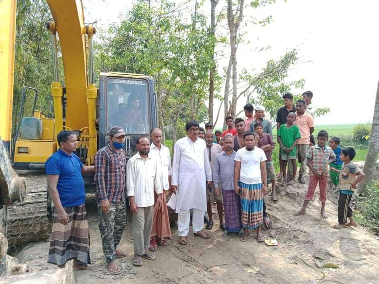 ছাতক শেখপারা গ্রামের রাস্তার মাটি ভরাট কাজের উদ্ধোধনে চেয়ারম্যান গয়াস আহমদ