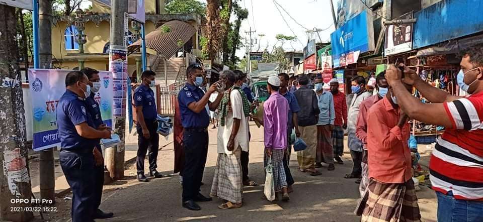 জনসচেতনতা সৃষ্টির লক্ষ্যে বিনামূল্যে মাস্ক পরিয়ে দিচ্ছে পুলিশ-ওসি আব্দুল আহাদ