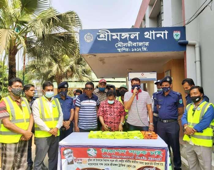শ্রীমঙ্গলে নিসচা’র উদ্যোগে ট্রাফিক পুলিশদের মাঝে সেফটি জ্যাকেট বিতরণ