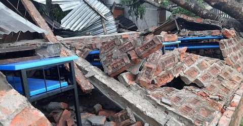 কাল বৈশাখি ঝড়ে বিধ্বস্ত ইসলাম পুর স:প্রা: বিদ্যালয় ভবন