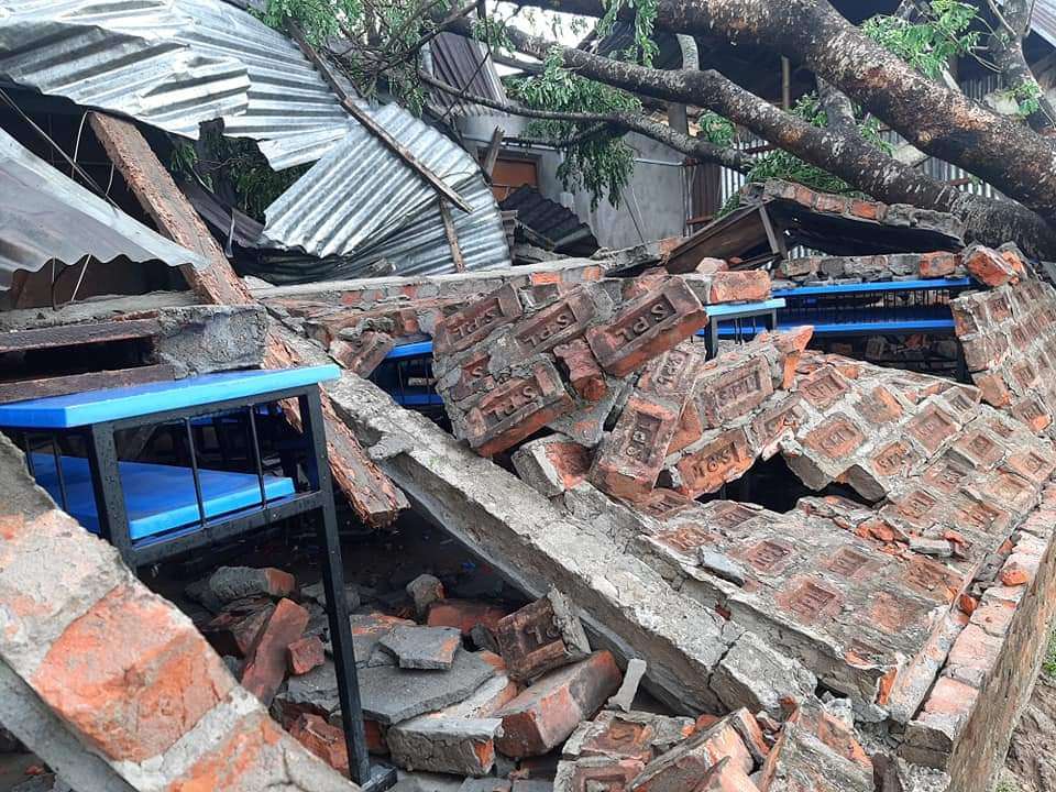 কাল বৈশাখি ঝড়ে বিধ্বস্ত ইসলাম পুর স:প্রা: বিদ্যালয় ভবন