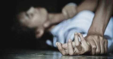 মেয়েকে ধর্ষণ করে পিতাকে পেটালো