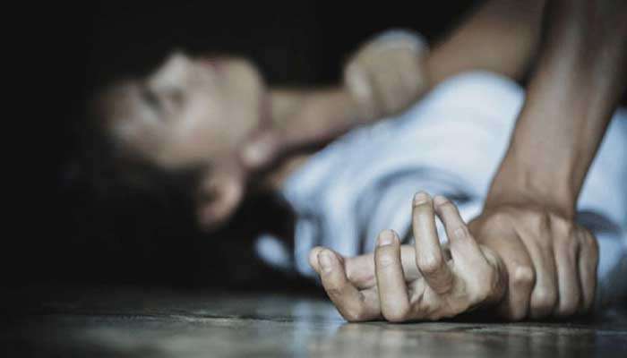 মেয়েকে ধর্ষণ করে পিতাকে পেটালো