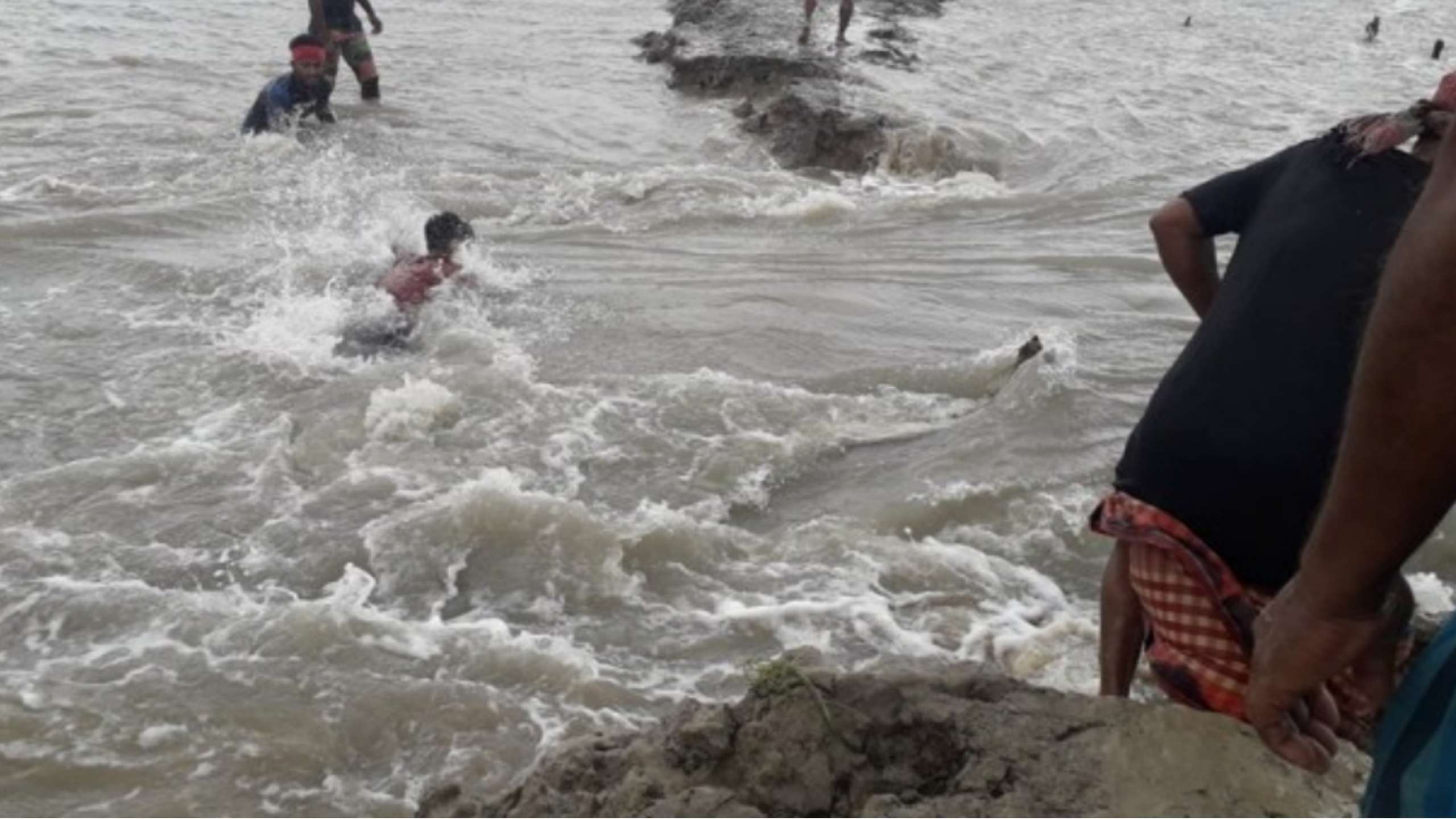 নিরবে আঘাত হেনেছে ঘূর্ণিঝড় ইয়াস