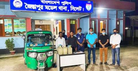 জৈন্তাপুরে ২৪০ পিছ ইয়াবা, ৩০লিটার মদ সহ পুলিশের হাতে আটক ২, বহনকারী সিএনজি জব্দ