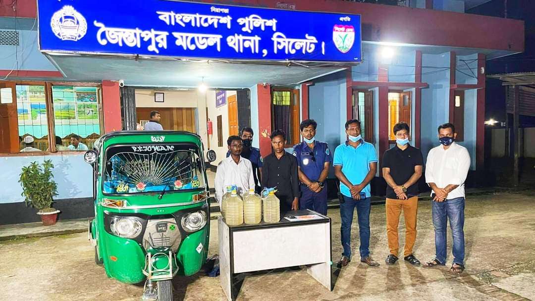 জৈন্তাপুরে ২৪০ পিছ ইয়াবা, ৩০লিটার মদ সহ পুলিশের হাতে আটক ২, বহনকারী সিএনজি জব্দ