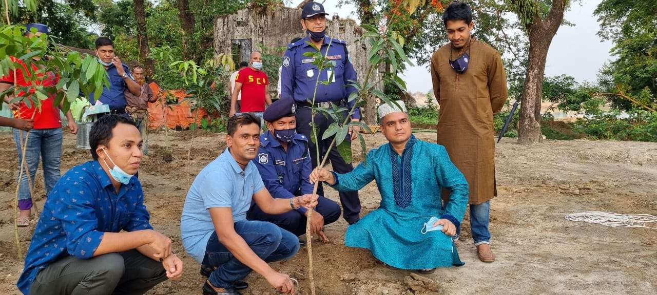 ভোলাগঞ্জ পুলিশ ফাড়ির সুন্দর্য বর্ধনে এসপি ফরিদ উদ্দিনের বৃক্ষরোপণ
