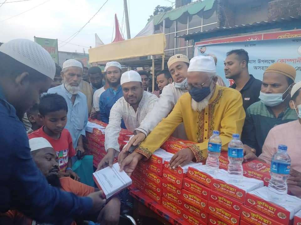 প্রধানমন্ত্রীর নির্দেশনায় কোম্পানীগঞ্জ যুব লীগের ইফতার সামগ্রী বিতরণ