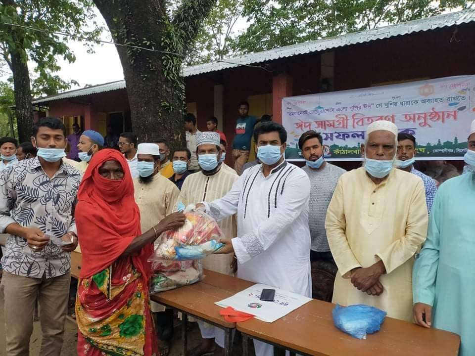 কাঁঠালবাড়ী মডেল যুব সংঘের ঈদ সামগ্রী বিতরণ