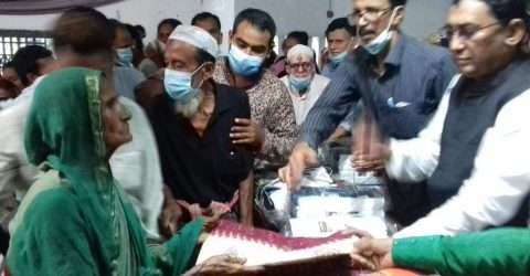 ঢাকা মহানগর আ’লীগ নেতা কর্তৃক নবীনগরের ৫ হাজার অস্বচ্ছলকে ঈদবস্ত্র উপহার
