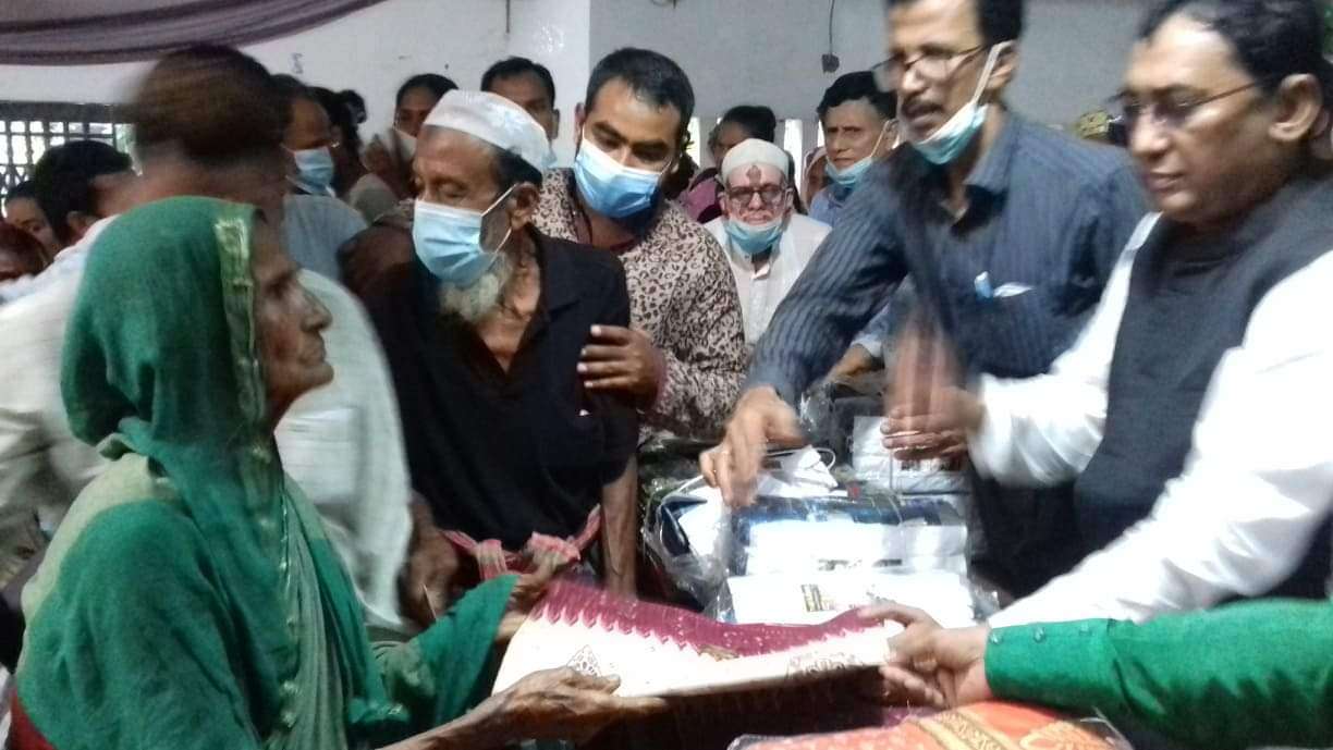 ঢাকা মহানগর আ’লীগ নেতা কর্তৃক নবীনগরের ৫ হাজার অস্বচ্ছলকে ঈদবস্ত্র উপহার