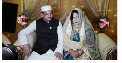 ২০ দিনের পরিচিতকে বিয়ে করলেন রেলমন্ত্রী
