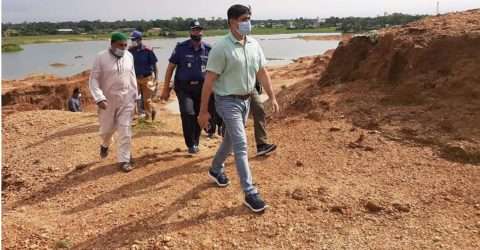 নারাইনপুর রূটে শাহ আরফিন টিলার পাথর পরিবহন, কঠোর অবস্থানে অতিরিক্ত ডিআইজি