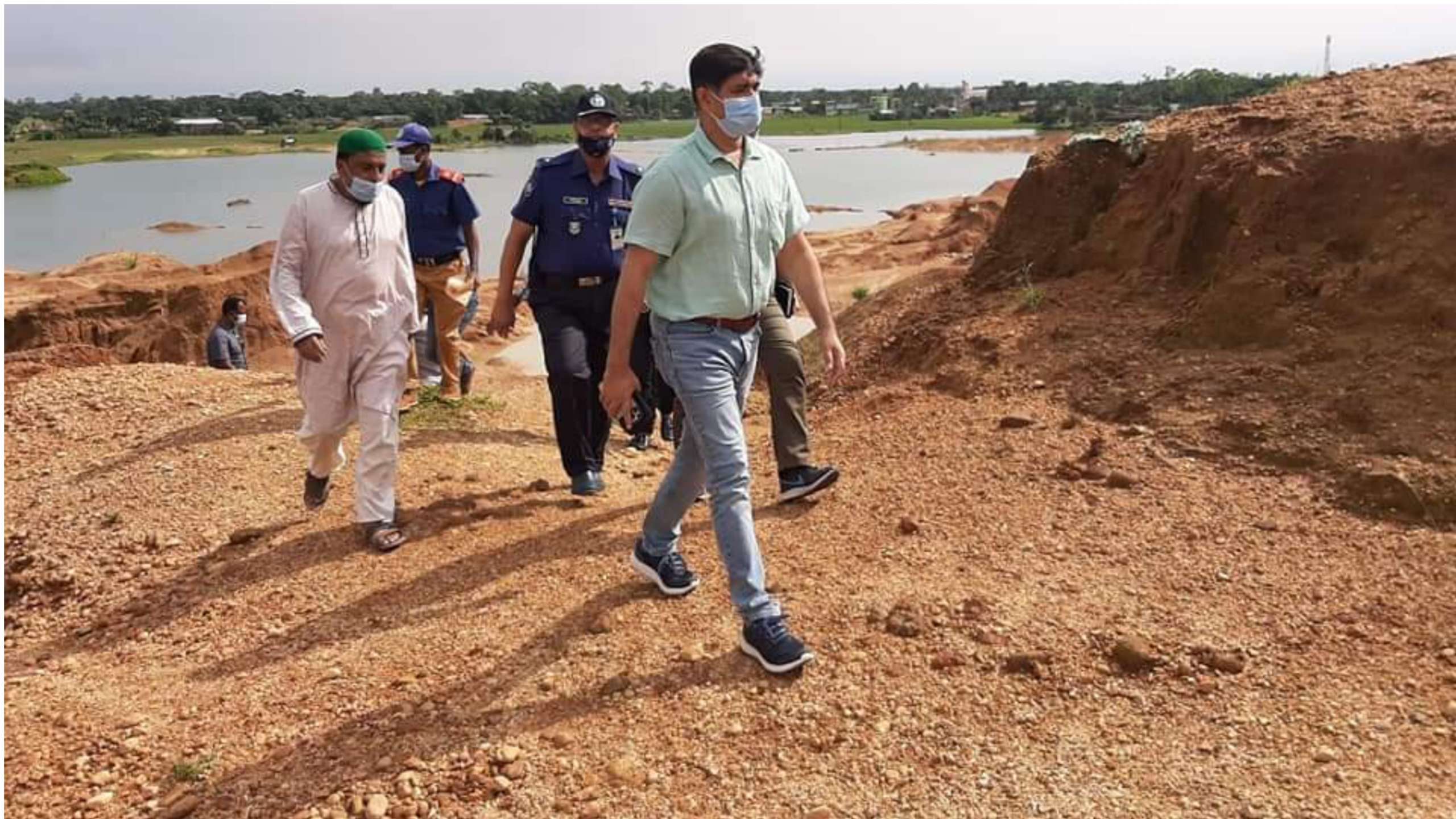 নারাইনপুর রূটে শাহ আরফিন টিলার পাথর পরিবহন, কঠোর অবস্থানে অতিরিক্ত ডিআইজি