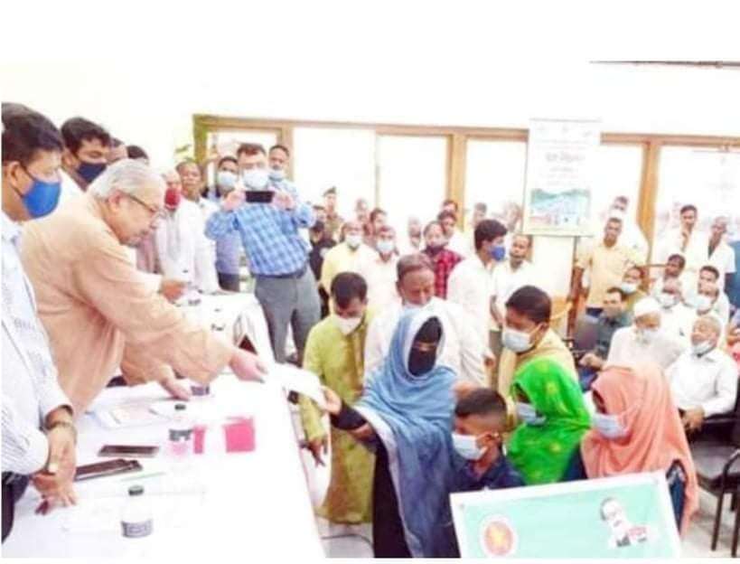 দুর্ঘটনায় নিহত প্রবাসী কর্মীর স্ত্রীর হাতে ২৫ লাখ টাকার চেক তুলে দিলেন প্রবাসীকল্যাণ মন্ত্রী