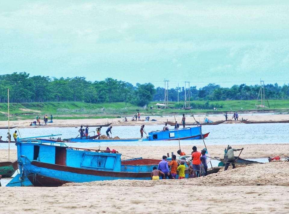 মাহারাম নদীর মুখ থেকে বালি উত্তোলনের পায়তারা, হুমকির মুখে অর্ধশত গ্রাম