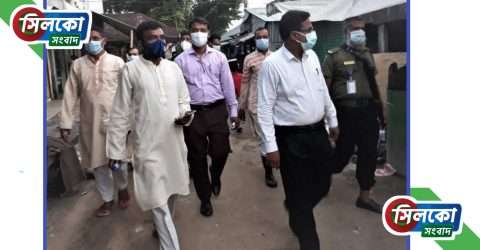 সরকারী বিধিনিষেধ না মানায় দুটি দোকানিকে জরিমানা