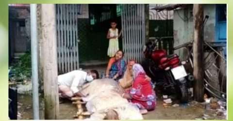 দেনাদারের ঘরের দরজায় পাওনাদারের লাশ রেখে প্রতিবাদ