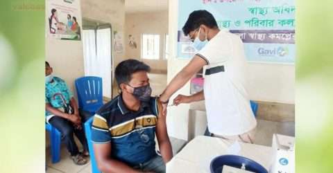 বয়স ১৮ হলেই করোনা টিকা গ্রহণ শুরু