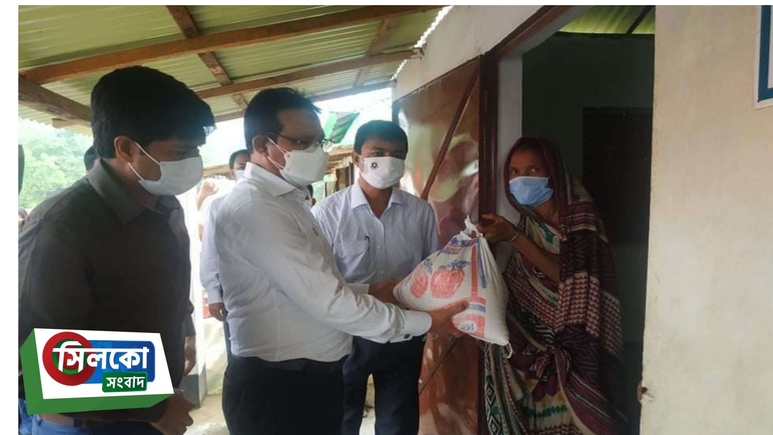 ছাতকে প্রধানমন্ত্রীর উপহারের ঘর পরিদর্শনে সিলেটের বিভাগীয় কমিশনার