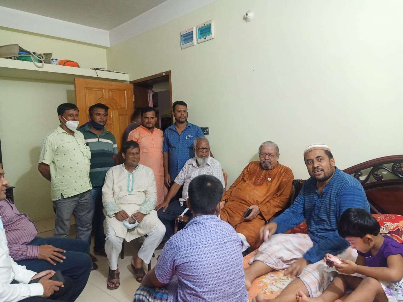 শাহ জামালের শয্যা পাশে প্রবাসীকল্যাণ মন্ত্রী