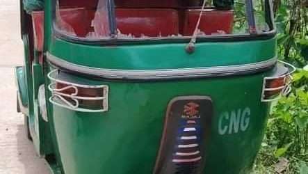 ছাতকে জমি দখলে ব্যর্থ হয়ে প্রতিপক্ষকে ফাঁসাতে ভেঙ্গেছে নিজের সিএনজি অটো-রিকশা