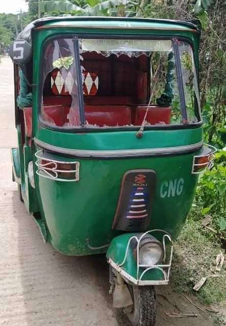 ছাতকে জমি দখলে ব্যর্থ হয়ে প্রতিপক্ষকে ফাঁসাতে ভেঙ্গেছে নিজের সিএনজি অটো-রিকশা