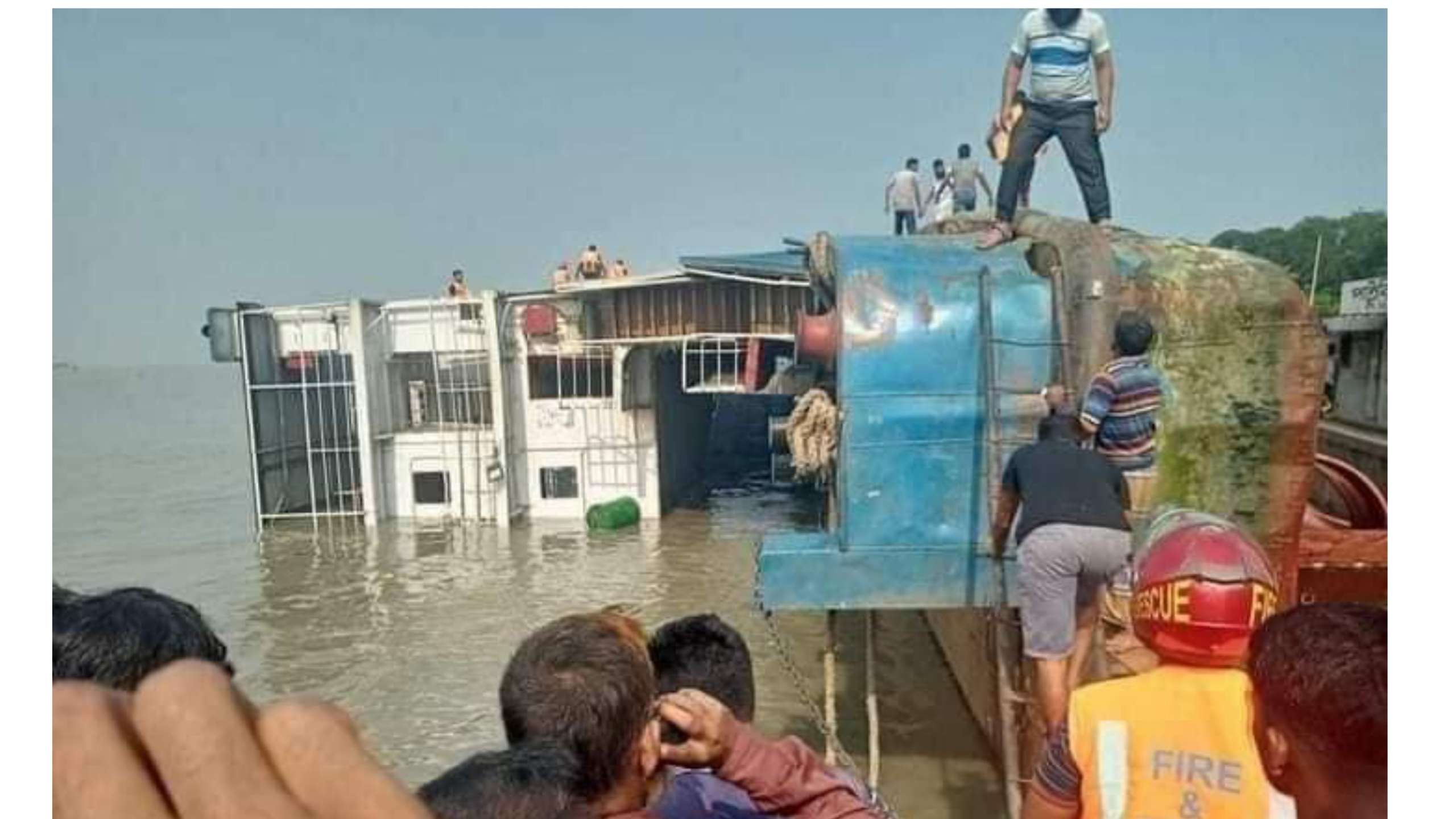 পদ্মায় ফেরি কাত হয়ে ১৭ ট্রাক পানিতে