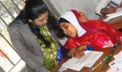 বাবার লাশ বাড়িতে রেখে এসএসসি পরীক্ষা দিল সিনথিয়া