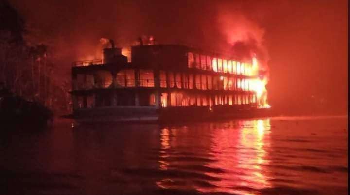 ঝালকাঠির সুগন্ধা নদীতে লঞ্চে আগুন: ৪৫ লাশ উদ্ধার