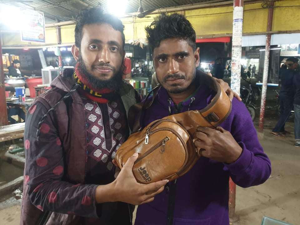 সততার পরিচয় দেখিয়ে কুড়িয়ে পাওয়া সারে ৩ লাখ টাকা ফিরিয়ে দিলেন আতিক হাসান
