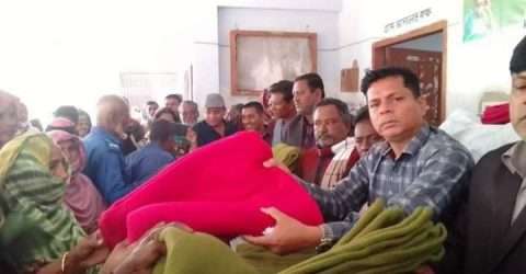 দোয়ারায় বোগলাবাজার ইউপি চেয়ারম্যান মোহাম্মদ মিলন খানের শীতবস্ত্র বিতরণ