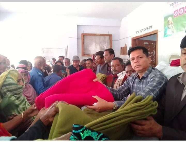 দোয়ারায় বোগলাবাজার ইউপি চেয়ারম্যান মোহাম্মদ মিলন খানের শীতবস্ত্র বিতরণ
