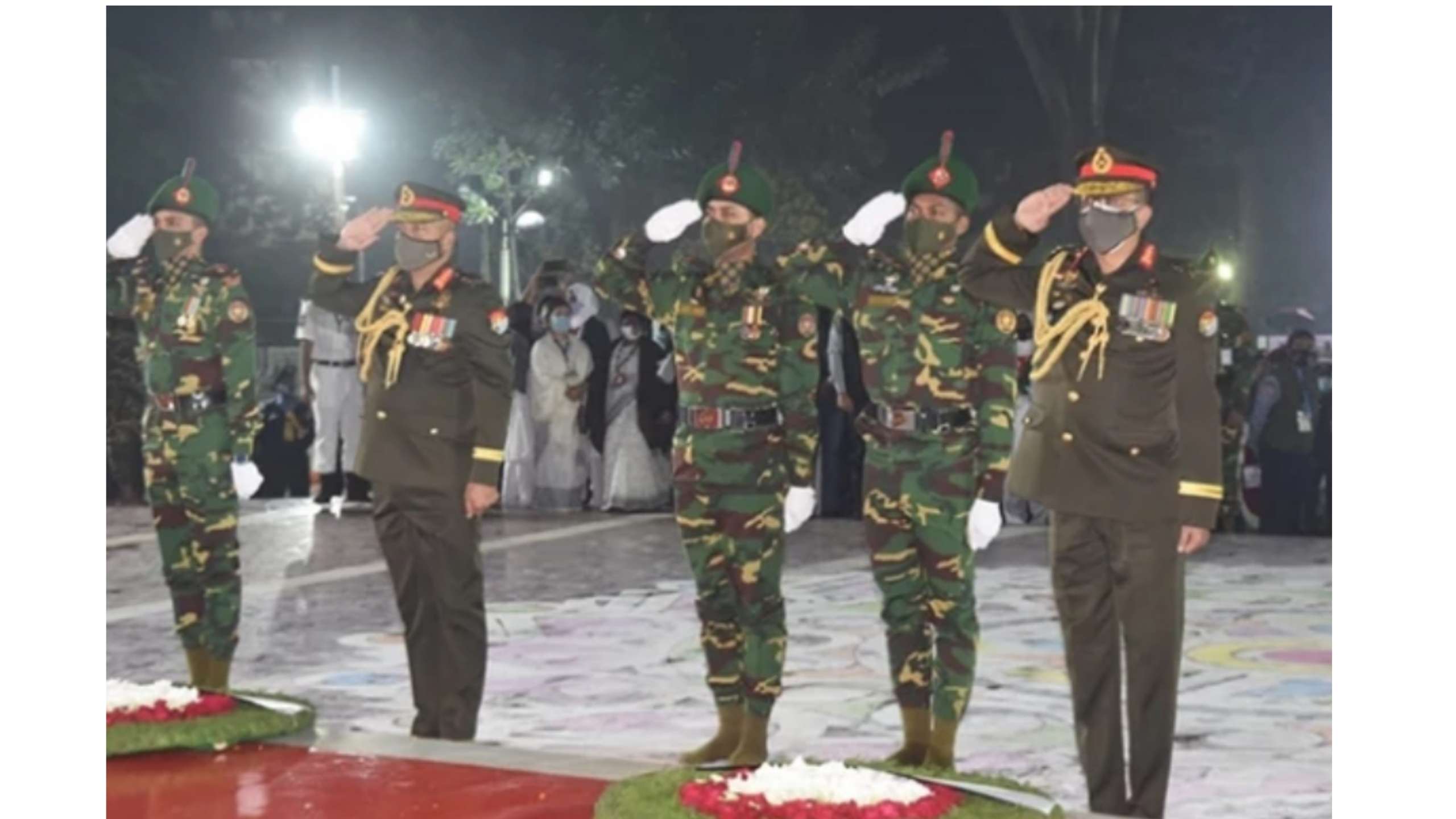 একুশের প্রথম প্রহরে রাষ্ট্রপতি ও প্রধানমন্ত্রীর পক্ষে শ্রদ্ধাজ্ঞাপন