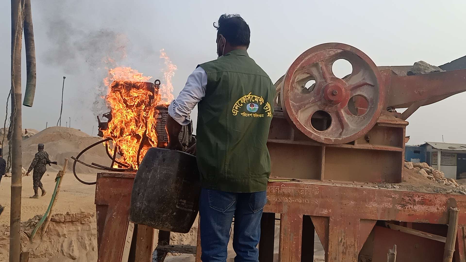 ভোলাগঞ্জে পরিবেশ অধিদপ্তরের অভিযানে ২০ মেশিন পুড়লো