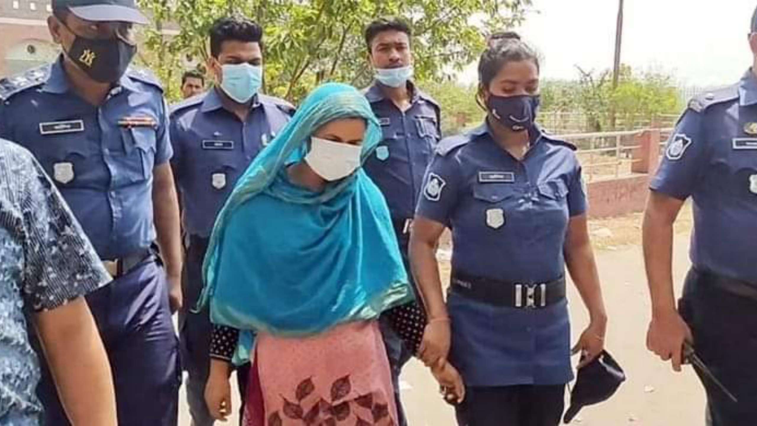 পরকিয়ার জেরে দুই সন্তানকে বিষ মিশানো মিষ্টি খাইয়ে হত্যা