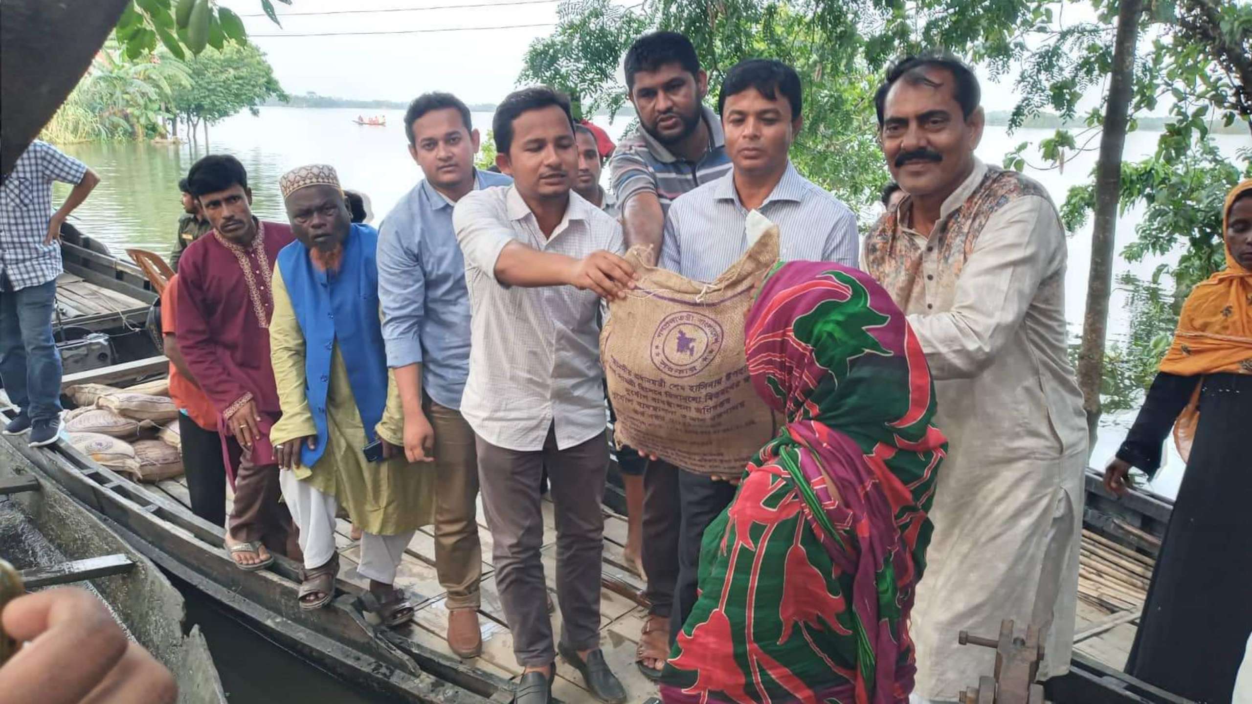 দোয়ারাবাজারে প্রধানমন্ত্রীর ত্রাণ সহায়তা ঘরে ঘরে পৌঁছে দিলেন জেলা প্রশাসক