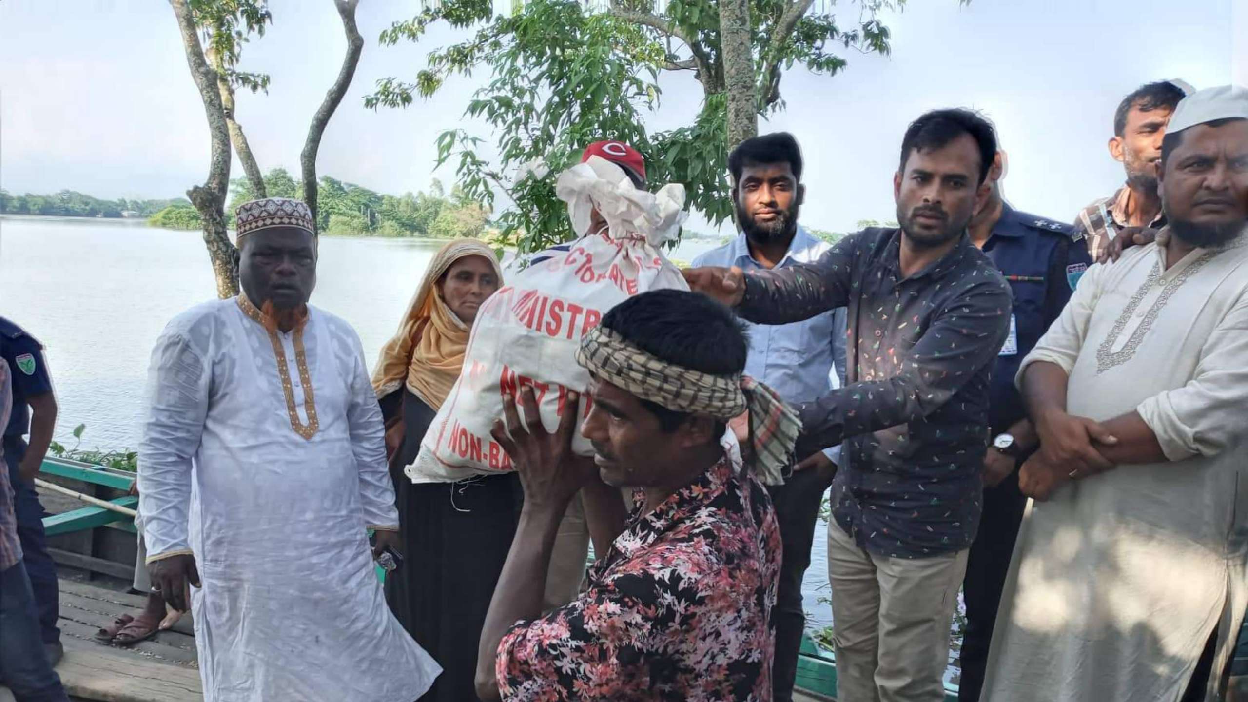 দোয়ারাবাজার বন্যার্তদের মাঝে অফিসার্স ক্লাবের ত্রাণ বিতরণ