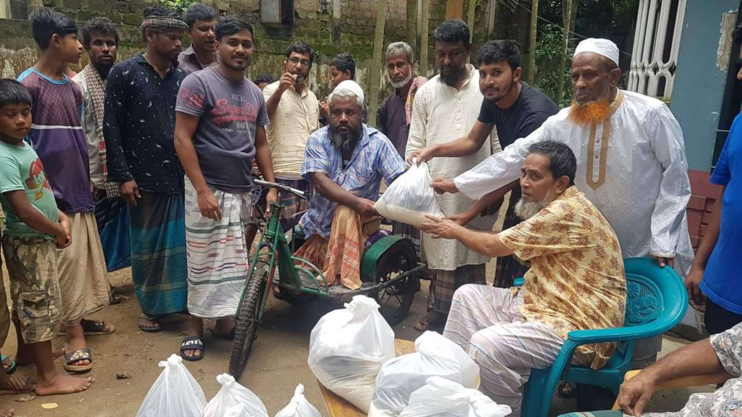 কোম্পানীগঞ্জে বন্যার্তদের পাশে দুই প্রবাসী