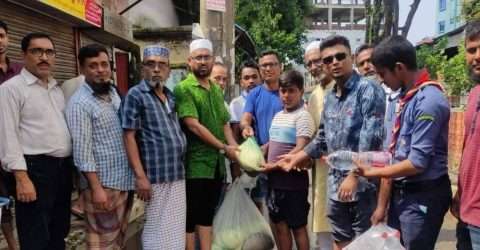 ২১ নং ওয়ার্ডে মুহিব রিজভীর উদ্যোগে ত্রাণসামগ্রী বিতরণ