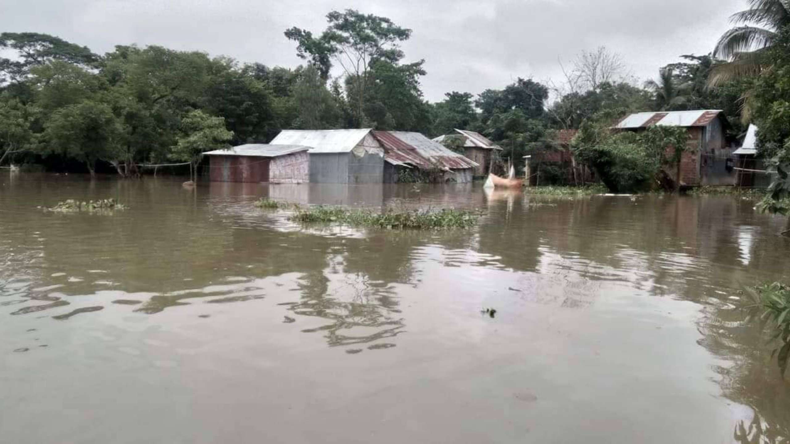 দোয়ারাবাজারে পানি কমেছে, বাড়ছে দূর্ভোগ রাস্তায় রাস্তায় ভাঙ্গা বড় বড় গর্ত