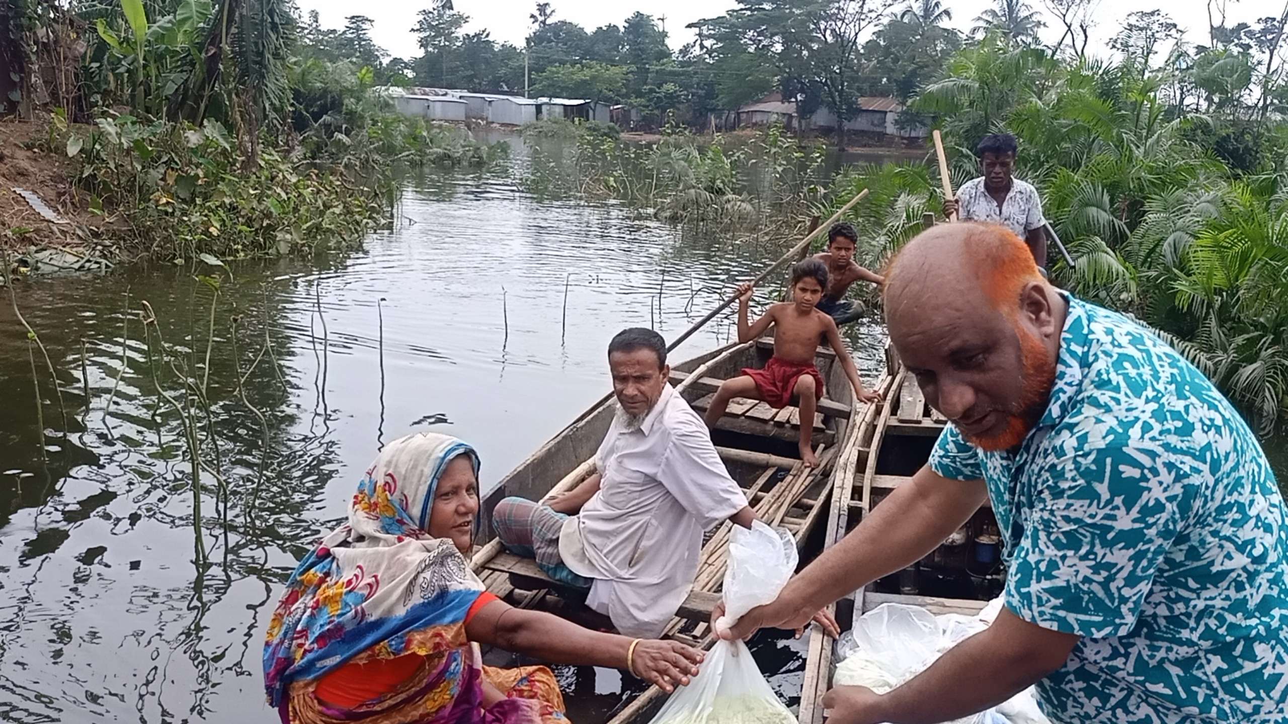 সাতশত বন্যা আক্রান্ত পরিবারকে ত্রাণ দিলেন কোম্পানীগঞ্জ প্রবাসী উন্নয়ন পরিষদ