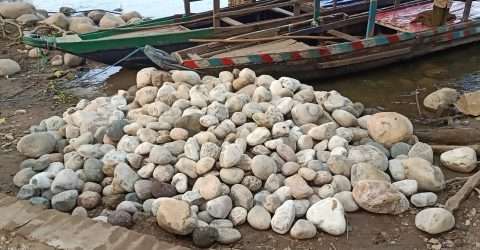 চুরি হচ্ছে সাদা পাথর: তিন চুর আটক